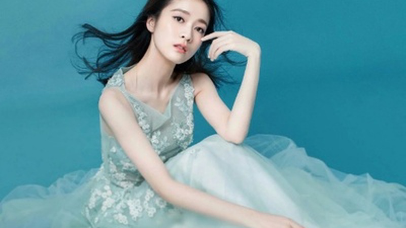 杨幂杨紫微博之夜暖心互动俯身整理裙摆尽显姐妹情深